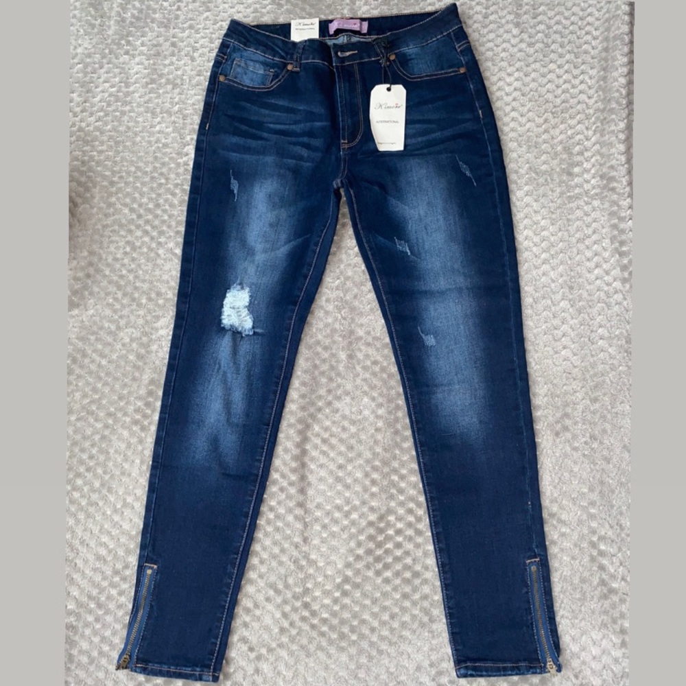 NEVER WORN ‼️ Dark Wash Distressed Jeans 👖